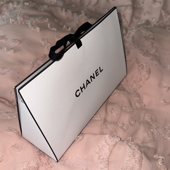 RARE CHANEL HOLIDAY GIFT BOX RED CAMELLIA FLOWER - Picture 4 of 5